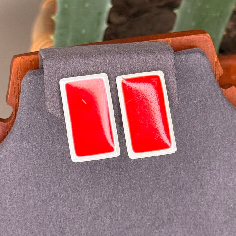 Vintage Napier Red & White Enamel Rectangle Earrings 60s Mod Screw-Back Clip-On - Picture 2 of 7
